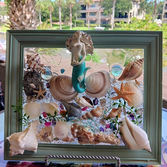 Mermaid with shells set in Resin - Picture 2 of 3